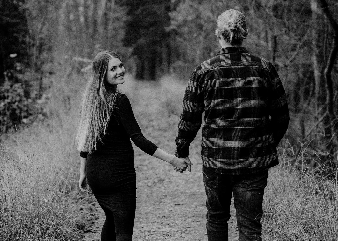 Olivia e Mike per strada